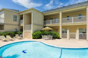Courtyard condo with pool only 1/4 block to beach!